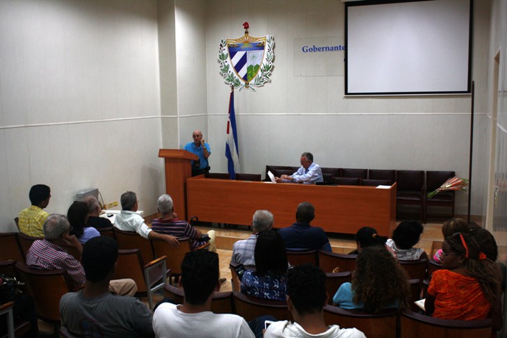 Los destacados periodistas Luis Sexto (en el podio) y Andrés García Suárez disertaron acerca del legado de Fidel Castro en el periodismo cubano. Foto: Sabdiel Batista