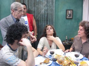 Enrique Pineda Barnet (de pie al frente) durante la grabación del filme