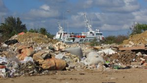 “El Citma nos quitó un parquecito que habíamos construido para el disfrute de nuestros niños, porque estaba muy cerca de la costa. Al final, nos crearon un basurero. El espacio bien pudiera aprovecharse para algo útil”, dijo Osiris Pérez Barrios. Foto: Yuliet