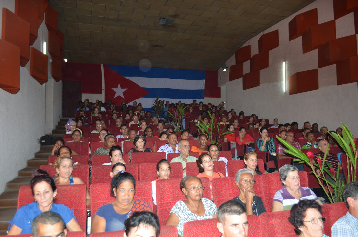 Una representación del pueblo de Lajas se dio cita en el cine de la localidad para conmemorar los 58 años de la liberación y del triunfo de la Revolución Cubana.. /Foto: Héctor González Bielsa 
