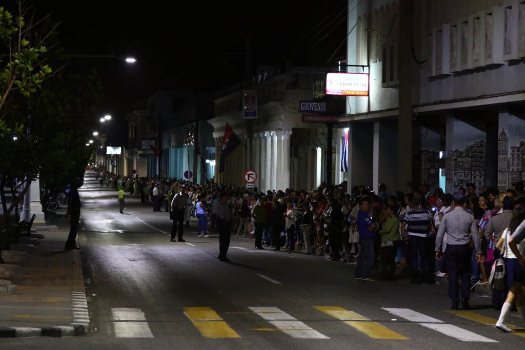 La multitud reunida esperando a Fidel. Foto: Aslam Castellón
