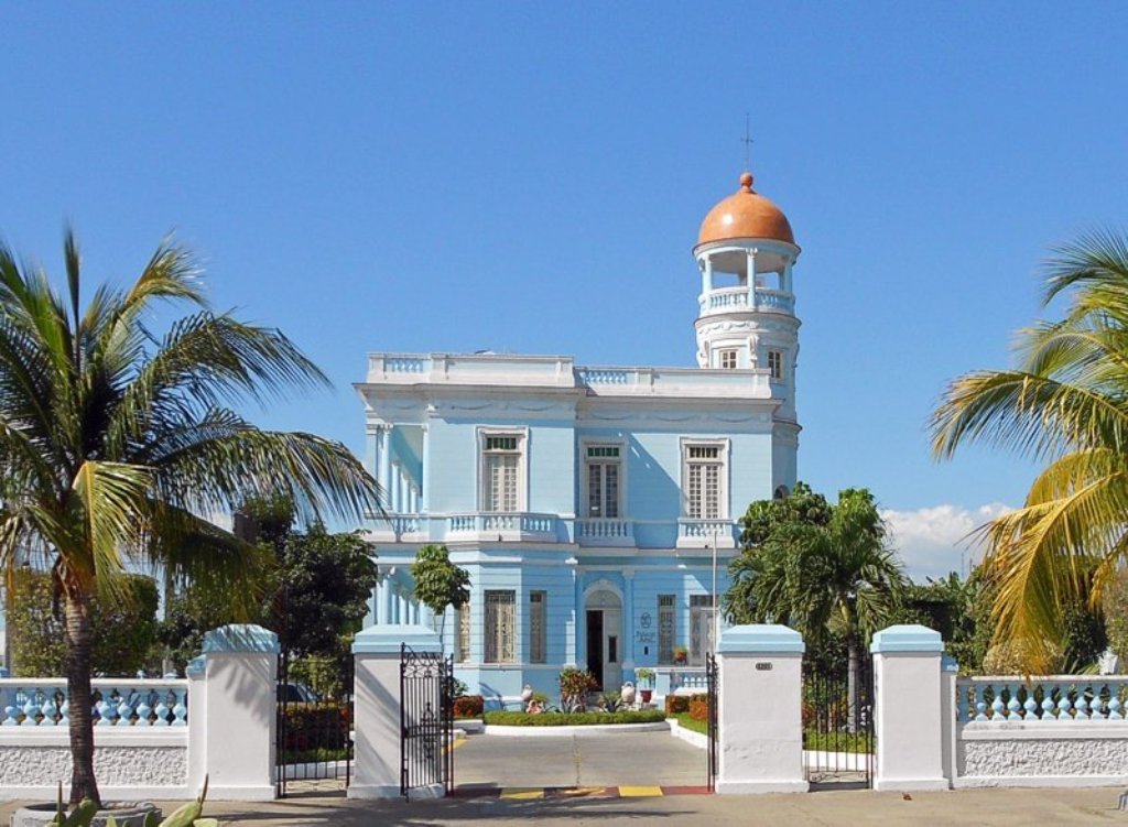La cúpula de cerámica vitrificada color naranja, en la antigua residencia de la familia Rodríguez Trinidad, donde hoy se encuentra el hotel Encanto Palacio Azul. / Foto: Igorra
