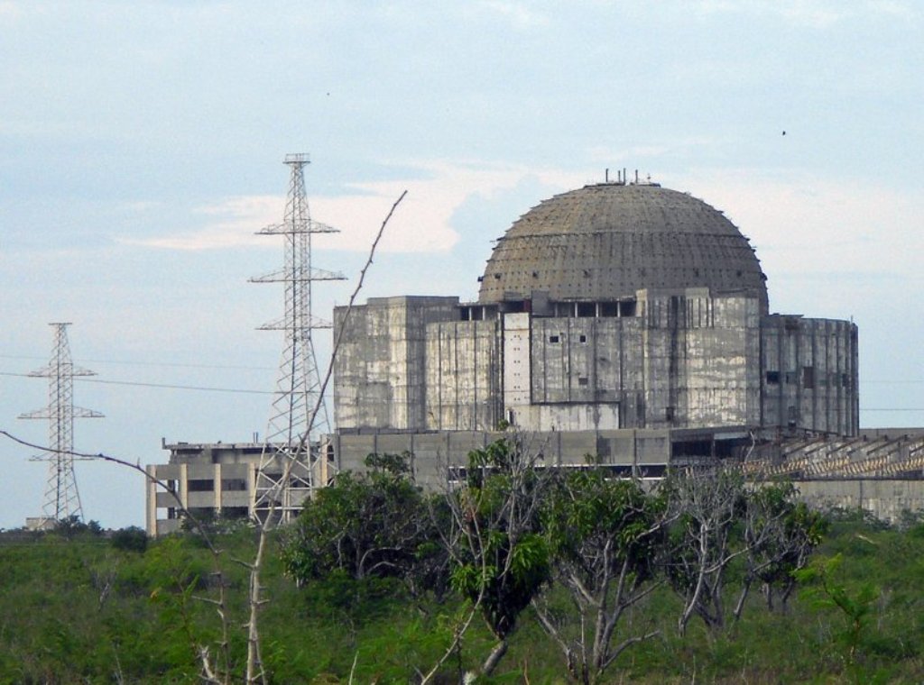 La más impactante de todas: el domo de hormigón armado perteneciente a lo que debió ser el primer reactor de la Central Electronuclear de Juraguá. / Foto: Igorra