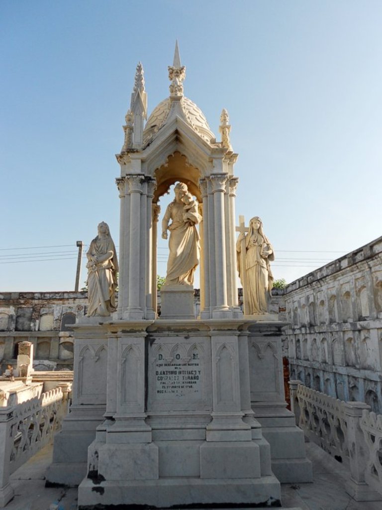 Marmórea cúpula de uno de los panteones del cementerio de Reina, Monumento Nacional y único de su tipo en Cuba. / Foto: Igorra