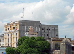 En la parte inferior derecha, la cúpula que remata el acceso a la azotea de la vivienda de San Carlos, entre Prado y Gacel. / Foto: Igorra