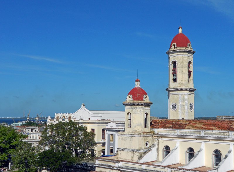 Cúpulas de las asimétricas torres de la Catedral de Nuestra Señora de la Purísima Concepción. / Foto: Igorra