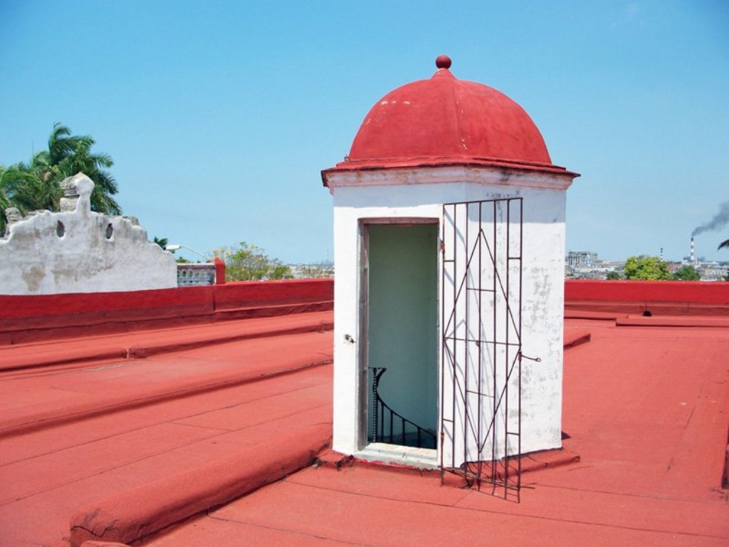 .- Esta pequeña cúpula remata la salida al techo de uno de los antiguos pabellones del antiguo sanatorio de la Colonia Española en Cienfuegos, donde radica hoy el Policlínico Principal de Urgencia (PPU). / Foto: Igorra