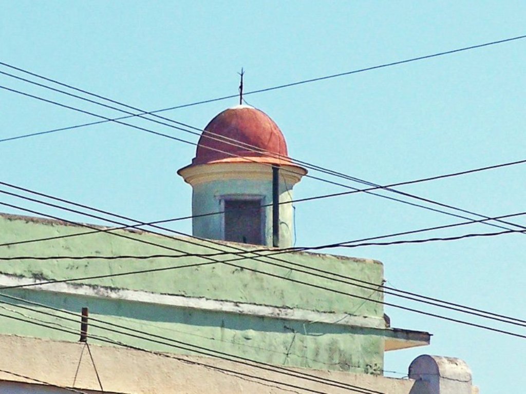 Minúscula cúpula del acceso a la azotea del edificio ubicado en el Paseo del Prado, donde se encuentra la sede de Azcuba en Cienfuegos. / Foto: Igorra