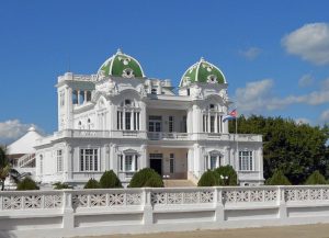 Las gemelas verdiblancas del otrora Cienfuegos Yacht Club, en la actualidad Club Náutico. / Foto: Igorra