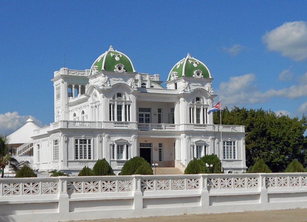 Las gemelas verdiblancas del otrora Cienfuegos Yacht Club, en la actualidad Club Náutico. / Foto: Igorra