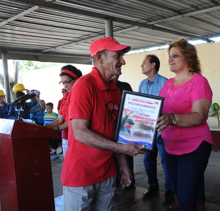 La primera secretaria del Partido en Cienfuegos entrega certificado de reconocimiento a trabajador destacado de la Ecoing No. 12./ Foto: Juan Carlos Dorado