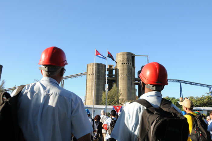 En matutino especial los trabajadores del cemento dedican el Día del Constructor a la memoria de Fidel./ Foto: Juan Carlos Dorado