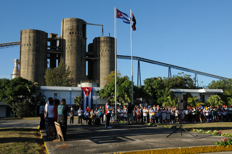 En matutino especial los trabajadores del cemento dedican el Día del Constructor a la memoria de Fidel./Foto: Juan Carlos Dorado