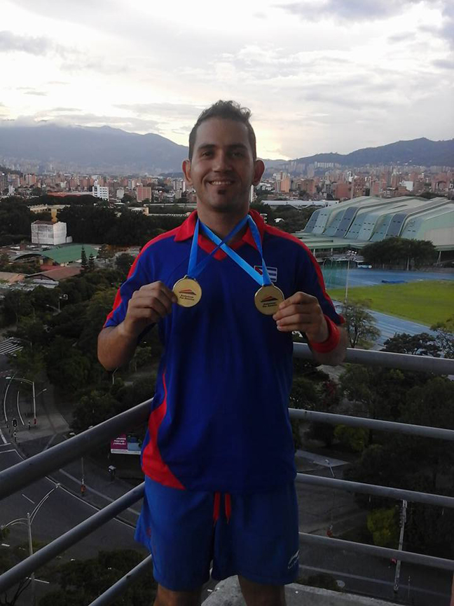 Rolando con sus dos medallas de oro en el Panamericano de Para-Bádminton de Colombia