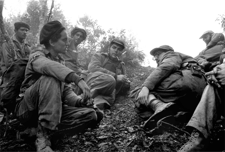 Fidel con el Che y otros guerrilleros en la Sierra Maestra./ Foto: Internet