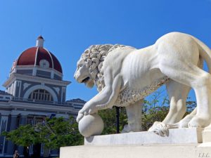 León en el pedestal norte a la entrada del parque Martí, en Cienfuegos. Foto: Igorra