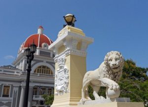 Unos de los dos leones de mármol del parque Martí, adquiridos por el ilustre cienfueguero Emilio Fernández Cavada en Nueva York (1862). / Foto: Igorra
