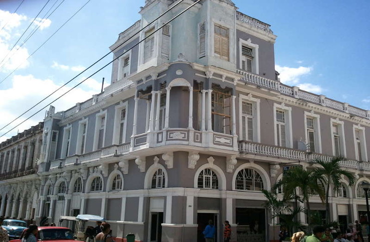 La Oficina del Conservador de la Ciudad de Cienfuegos ocupa toda la planta alta del antiguo establecimientos comercial El Palo Gordo. /Foto: Archivo