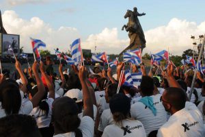 Pueblo santiaguero acude a la Plaza de la Revolución Antonio Maceo en la provincia Santiago de Cuba, lugar donde se le rendirá tributo al líder de la Revolución Cubana Fidel Castro Ruz, el 3 de diciembre de 2016. ACN FOTO/Omara GARCÍA MEDEROS