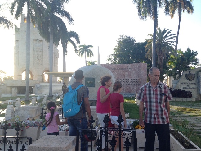El monolito donde descansan los restos de Fidel es una visita obligada de quienes van al cementerio de Santa Ifigenia. Fotos: de la autora