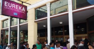 Desde que fue reinaugurada las inmensas colas en la tienda no disminuyen. Foto: De la autora