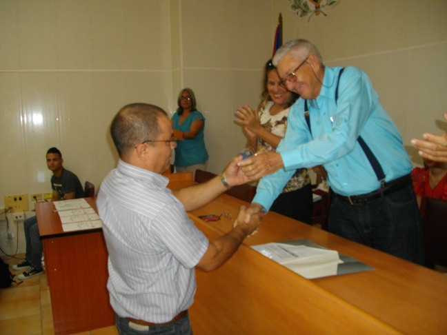 El auditor Leovaldo Fraga Domínguez fue agasajado en el acto de rúbrica del Código de Ética por parte de los auditores de la Perla del Sur. Foto: del autor