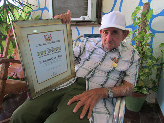 Junco Díaz exhibe con orgullo la condición de Hijo Ilustre del Camagüey./Foto: Juliet Sáez