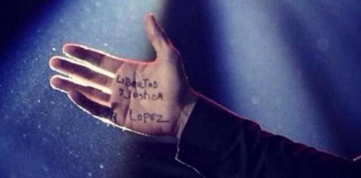 La firma de relaciones públicas de Ricky Martin, Perfect Partners, compartió la fotografía en la que curiosamente, la mano del artista se ve iluminada, con el mensaje "Libertad y Justicia Oscal López". Foto Tomada de Internet
