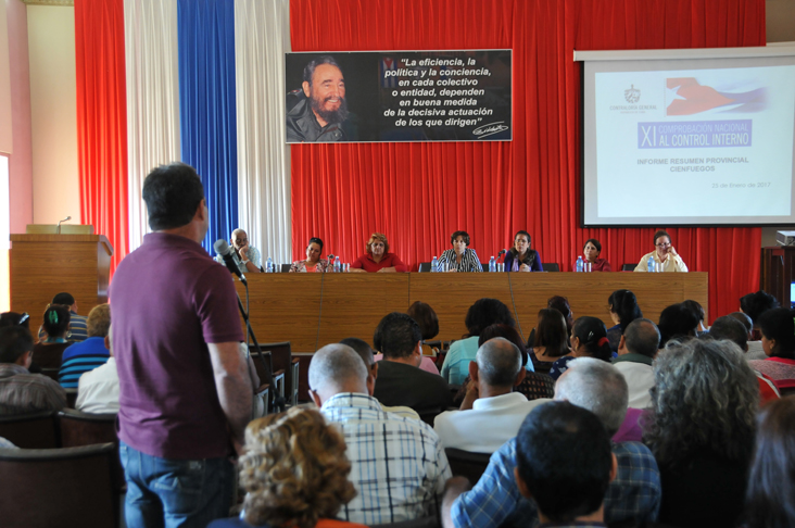 Directivos de entidades expusieron sus experiencias durante el debate