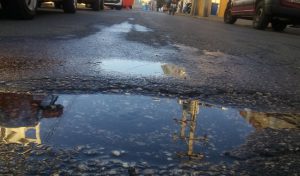 “Se habla de la sequía, pero hace dos años denunciamos ese salidero, mientras recibimos agua solo en días alternos”, se lamentan los vecinos del edificio sito, en Ave 50 entre 35 y 37, No. 3505. Fotos de autora