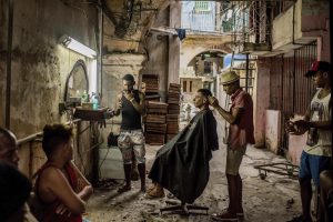 La instantánea en una barbería de la Havana Vieja, también fue resaltada por el jurado. Foto: Tomas Munita