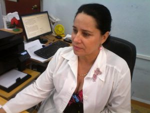 La doctora Marlene Curbelo Alonso, Especialista de Segundo grado en Dermatología recomienda el autoexamen de los lunares. Foto: de la autora