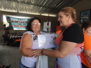 Yasmín Jiménez Álvarez, presidenta de la ANAP entrega reconocimiento a mujeres destacadas. Foto: de la autora