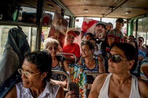 Personas transportándose durante el cortejo fúnebre de Fidel Castro. Foto: Tomas Munita