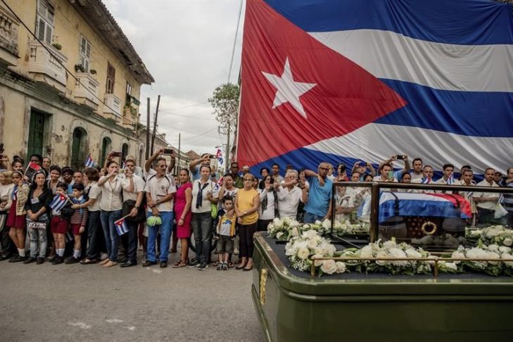 La imagen muestra un momento en el que el cortejo fúnebre del exlíder cubano Fidel Castro desfila por las calles de Santa Clara, Cuba, en el mes de diciembre. EFE/Tomás Munita/The New York Times/