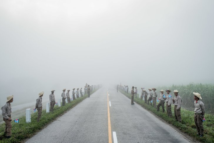 miembros del Ejercito Juvenil del Trabajo alineados en una carretera de Santiago de Cuba mientras aguardan la llegada de los restos de Fidel Castro en diciembre de 2016. Foto: Tomas Munita
