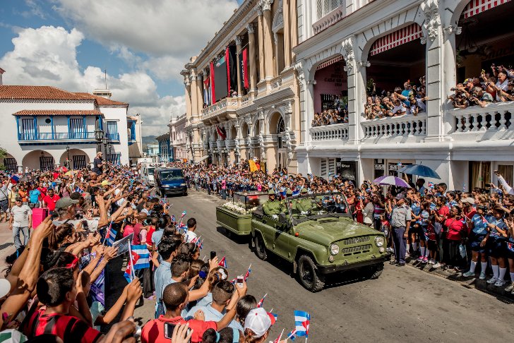 Restos de Fidel Castro entrando al Parque Céspedes de Santiago de Cuba. Foto: Tomas Munita