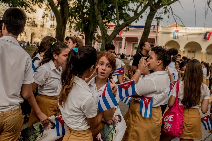 Jóvenes visiblemente conmovidas durante las honras fúnebres de Fidel Castro en Santa Clara, Cuba. Foto: Tomas Munita