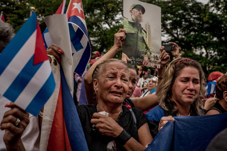 Personas conmovidas durante el cortejo fúnebre de Fidel Castro. Foto: Tomas Munita