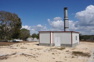 El incinerador, ya colocado en su posición definitiva, desentona con la estética del lugar. Foto: Juan Carlos Dorado