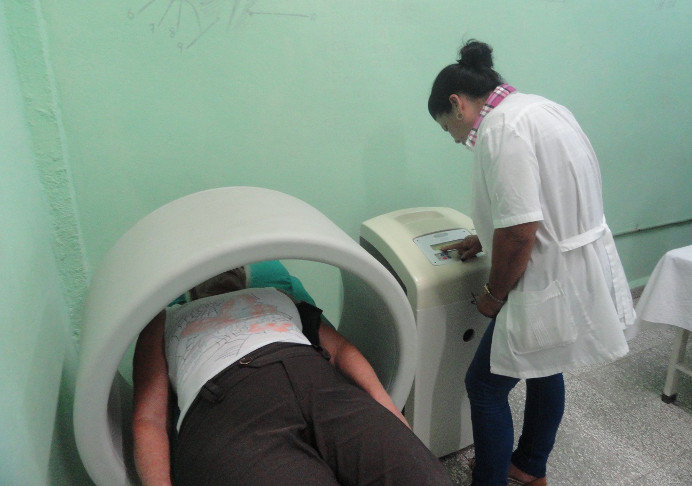 Diferentes prestaciones fueron extendidas a los municipios. En la foto, servicio de magnetoterapia en la Sala de Rehabilitación de Cumanayagua. /Foto: Archivo