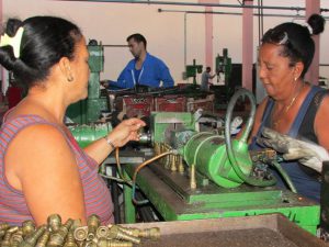 Tradicionalmente las mujeres han ocupado puestos directos en la producción. /Foto: Yuliet