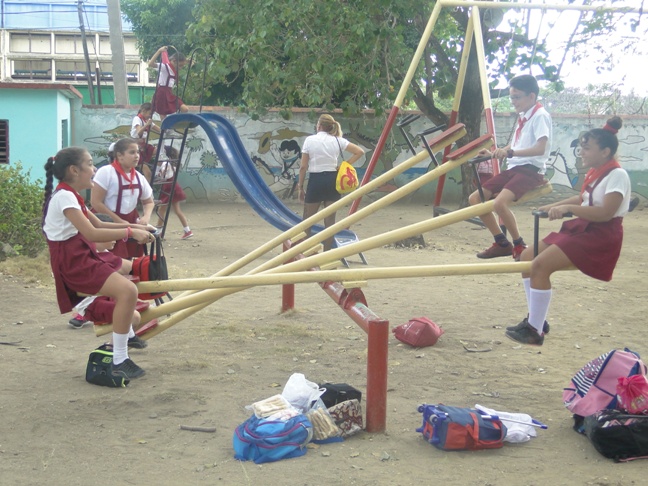 Niños jugando en las atracciones del Palacio de Pioneros, luego de un Festival Pioneril realizado en la instalación.