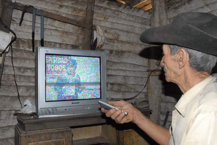 En Cienfuegos existen más de 25 asentamientos a donde no llega la señal de televisión. / Foto: Centro de documentación.