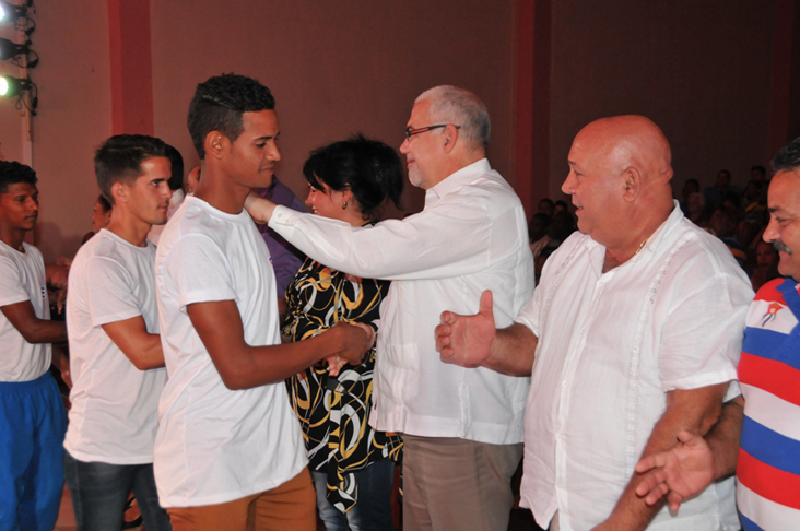 Al finalizar el abanderamiento, los Marineros saludaron al presidente del INDER, Antonio Becalli Garrido. /Foto: Dorado