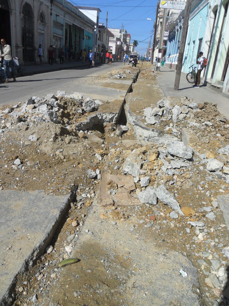 Las labores de tendido de la red de abasto exclusivo de agua al hotel San Carlos, sin que ello suponga afectación al servicio de los vecinos, ya fueron concluidas. Sólo esperan por el cierre de la calle con hormigón. /Foto: Rosa María