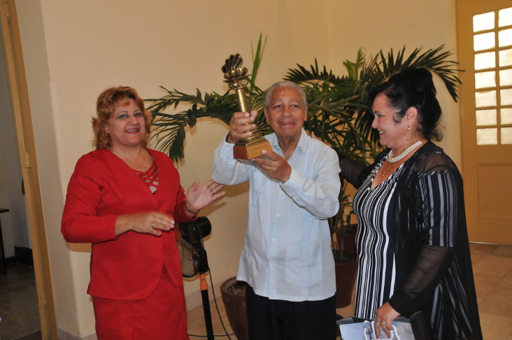 El asaltante del Moncada, Ramón Pez Ferro, también fue distinguido con La Perla, máximo galardón que entrega la Asamblea Provincial del Poder Popular en Cienfuegos. /Foto: Juan Carlos Dorado