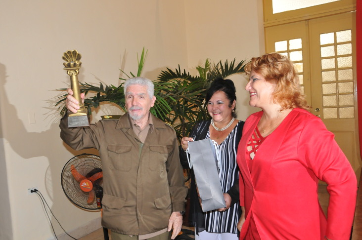 El Comandante de la Revolución Ramiro Valdés recibió el alto galardón de manos de las máximas autoridades de la provincia de Cienfuegos. /Foto: Juan Carlos Dorado
