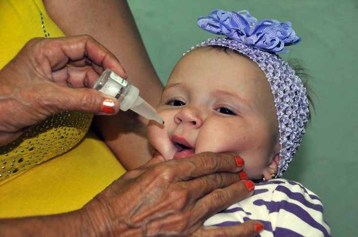 Unos 16 mil 960 niños que en toda la provincia reciben hoy la vacuna antipoliomielítica, en el inicio de su 56 campaña de inmunización. Foto: Juan Carlos Dorado