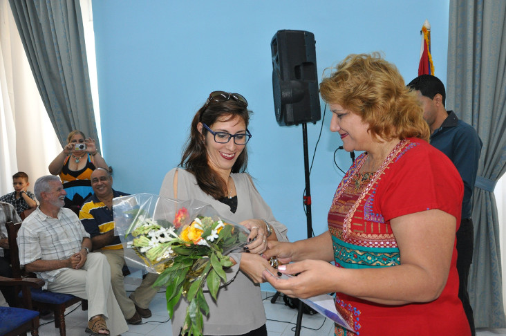 Litzie Álvarez Santana, reconocida en la categoría radial por el Premio de Periodismo Provincial Juan David. /Foto: Efraín Cedeño